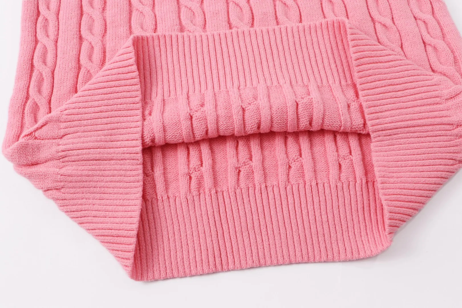 P210 [Ralph Lauren round neck solid color pony embroidery logo twist knitted sweater] ✅Ralph Lauren classic basic versatile knitted pullover crew neck sweater for men and women ✅Main supplier platform live broadcast Wholesale entity Replenish when out of stock will not be removed from the shelves ✅ZP quality 1:1 pattern making Scan the code to enter the GF website Counter quality ✅Detailed quality is the only one in Guangzhou Imported quality cotton yarn Focus on high-end cost-effective Good quality Needless to say ✅The version is restored to the original version. The maximum size can be worn up to 1105 pounds. Loose, comfortable and stress-free. ✅The upper body is simple and easy to match. A must-have for ootd. Good-looking clothes are never picky. A must-have in couples’ wardrobes. Size: S-XL. Color: black, white, gray, royal blue, pink, sky blue, khaki.